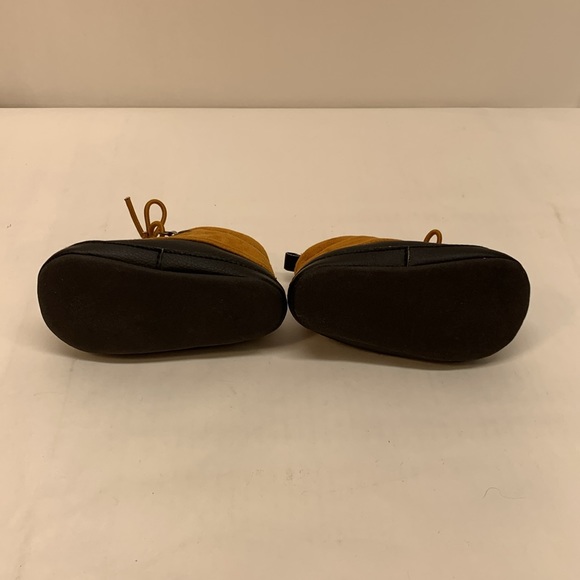 Carter’s baby duck boots, size 6-9M - Picture 7 of 7